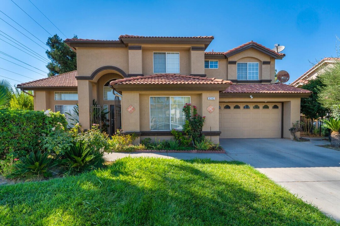 5742 W Palo Alto Ave in Fresno, CA - Building Photo