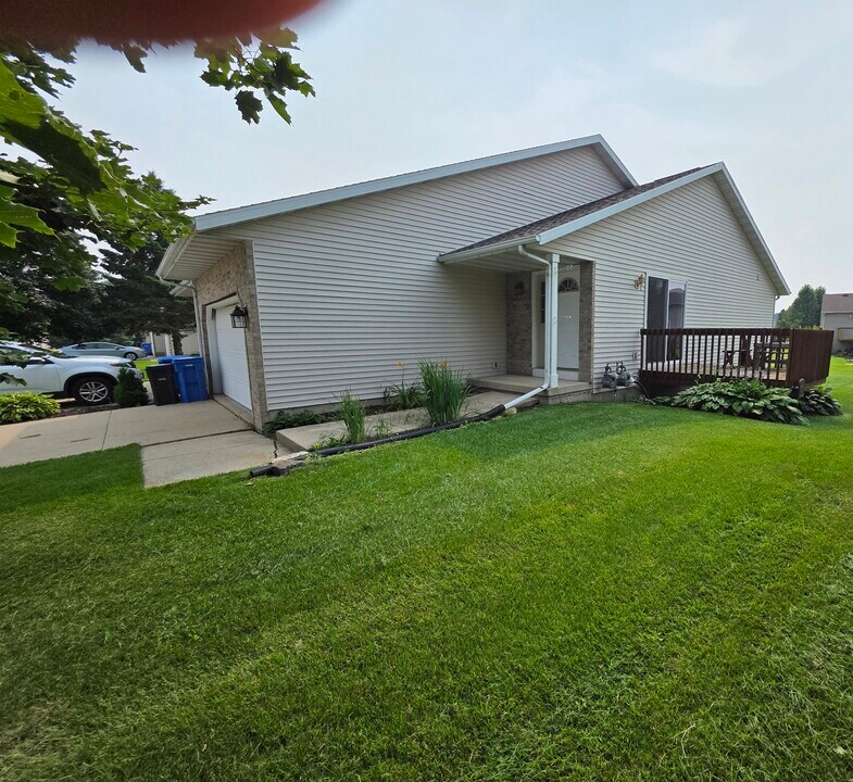 1143 Union Rd in Oregon, WI - Foto de edificio