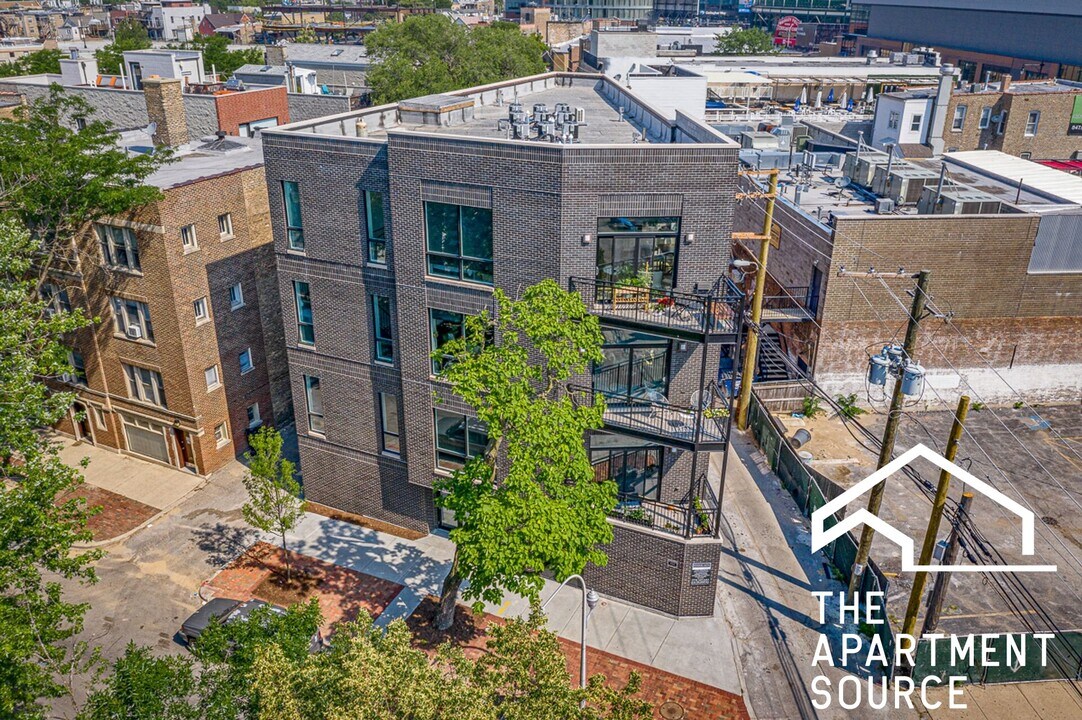 1050 W Cornelia Ave, Unit 302 in Chicago, IL - Foto de edificio