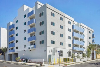 The SECRET in K-Town, 3050 W 11th St. in Los Angeles, CA - Foto de edificio - Building Photo