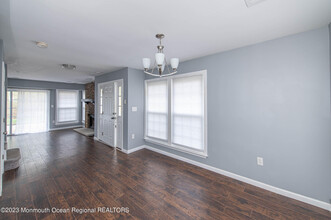 25 Duncan Way in Freehold, NJ - Foto de edificio - Building Photo