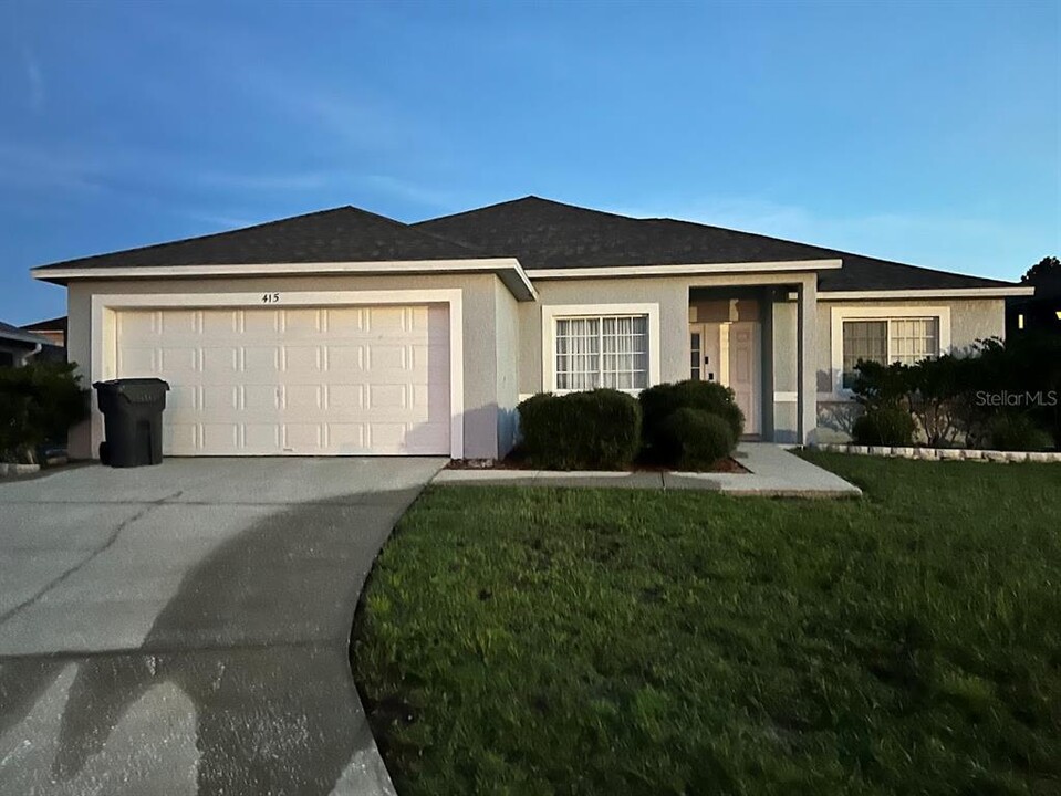 415 Hillcrest Dr in Davenport, FL - Building Photo