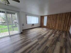 146 NE Atkinson Ct in Roseburg, OR - Building Photo - Building Photo