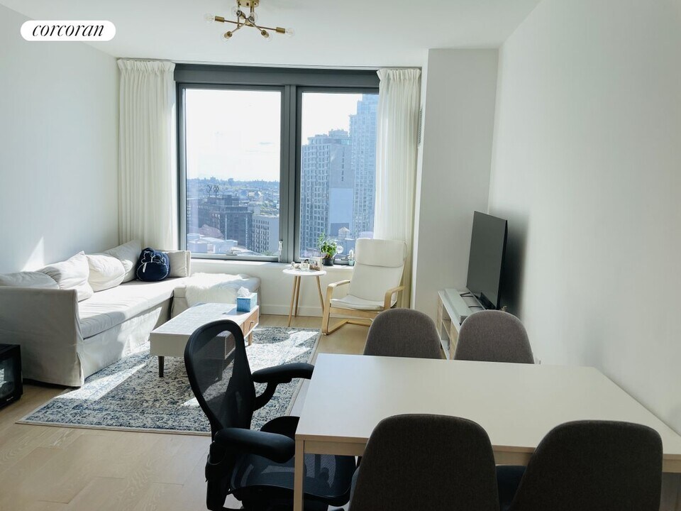 3 Ct Square W in Queens, NY - Building Photo