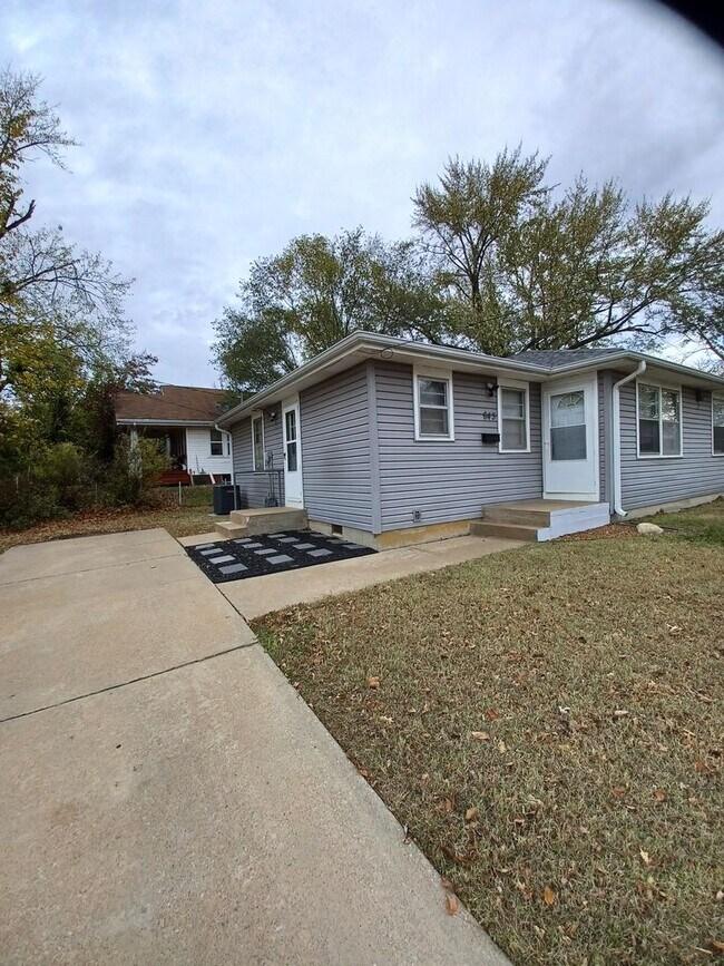 property at 643 SW Oakley Ave