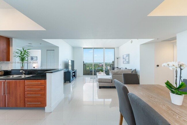 3232 SW 22nd St in Miami, FL - Building Photo - Building Photo