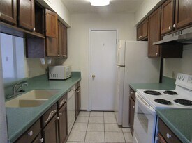 17401 Red Oak Dr in Houston, TX - Building Photo
