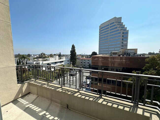 12222 Wilshire Blvd, Unit PH7 in Los Angeles, CA - Building Photo - Building Photo
