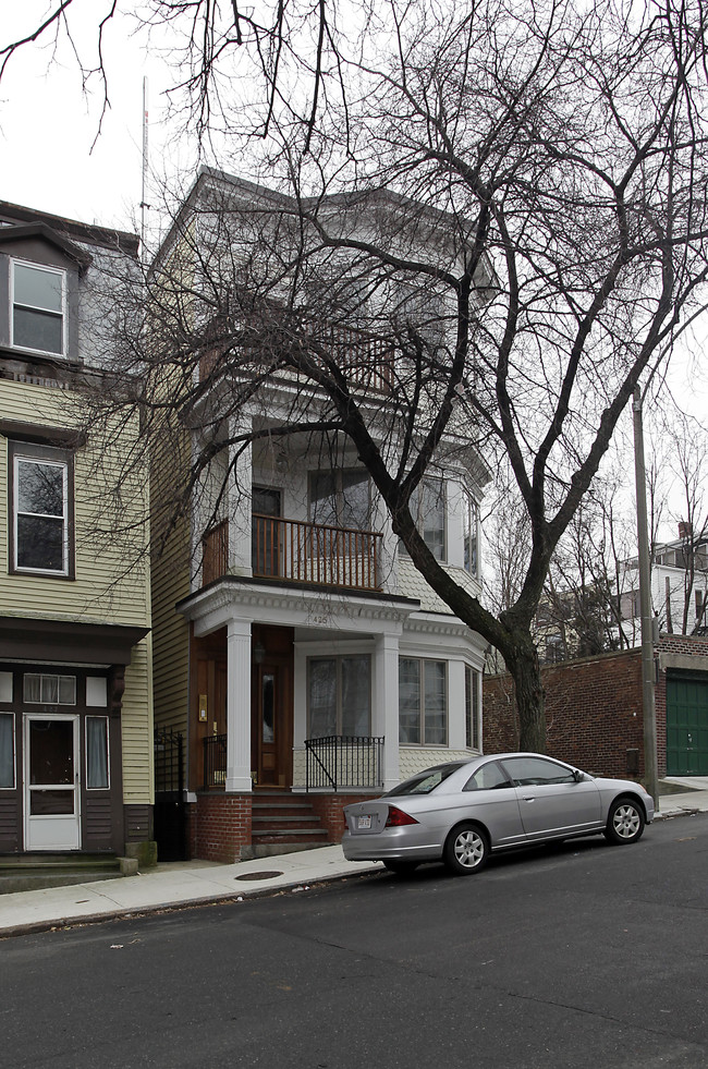 425 E 6th St in South Boston, MA - Foto de edificio - Building Photo