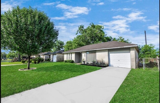 12610 Chiswick Rd in Houston, TX - Building Photo - Building Photo