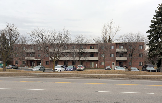 405 Holiday Inn Dr in Cambridge, ON - Building Photo - Building Photo