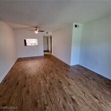 9291 Central Park Dr in Ft. Myers, FL - Building Photo - Building Photo