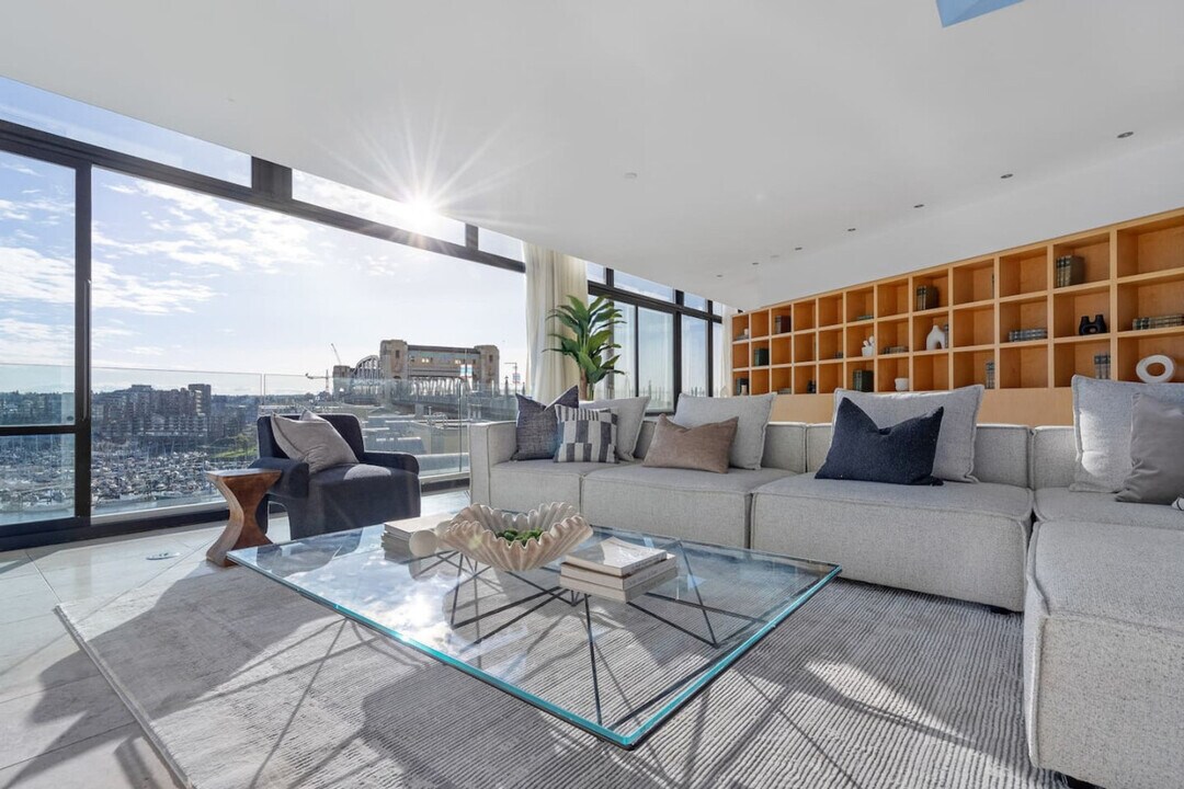 1006 Beach Ave in Vancouver, BC - Building Photo