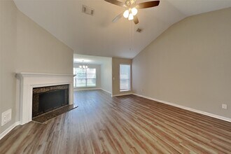 19018 Oakway Dr in Humble, TX - Foto de edificio - Building Photo