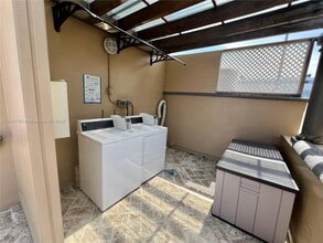 2015 SW 27th Ave, Unit 4 in Miami, FL - Building Photo - Building Photo