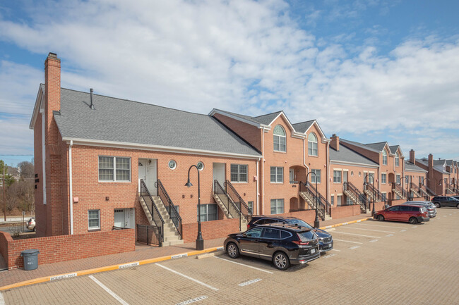 Falls Station Condominium in Arlington, VA - Building Photo - Building Photo