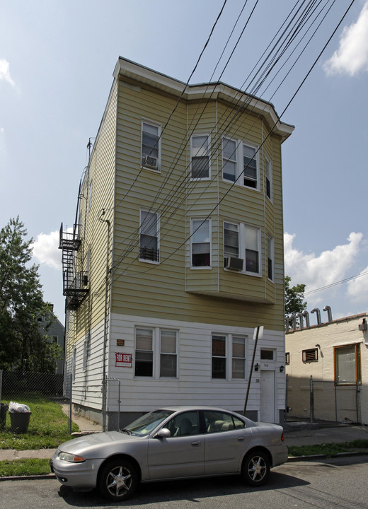 518 E 19th St in Paterson, NJ - Foto de edificio