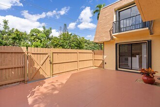 226 Alemeda Dr in Palm Springs, FL - Building Photo - Building Photo