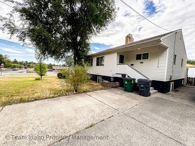 property at 1123 E 6th St