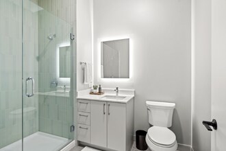 1011 W Gladys Ave in Chicago, IL - Building Photo - Building Photo