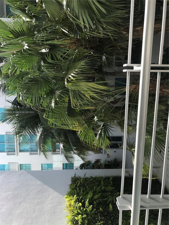 110 Washington Ave in Miami Beach, FL - Building Photo - Building Photo