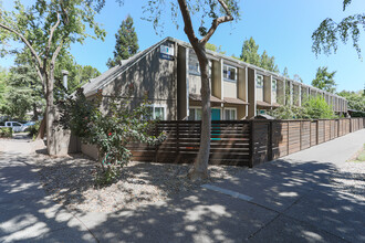 Portage Bay Apartments in Davis, CA - Foto de edificio - Building Photo