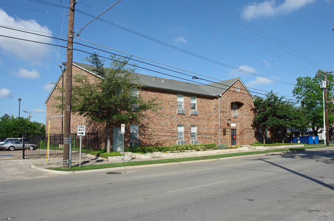 The Refuge in Dallas, TX - Building Photo