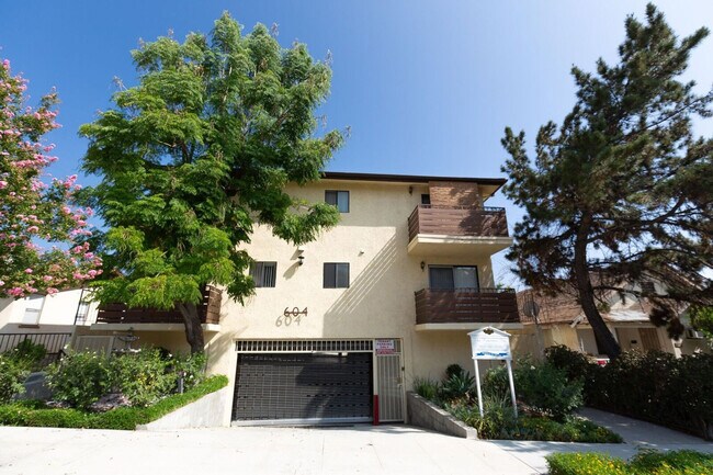 604 E Orange Grove Ave in Burbank, CA - Foto de edificio - Building Photo