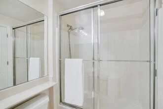 1982 W Bayshore Rd in East Palo Alto, CA - Foto de edificio - Building Photo