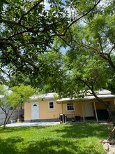 2435 Grant St in Hollywood, FL - Foto de edificio - Building Photo