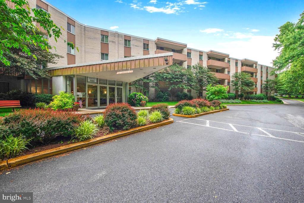7505 Democracy Blvd in Bethesda, MD - Building Photo