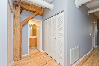 520 W Huron St, Unit 206 in Chicago, IL - Building Photo - Building Photo