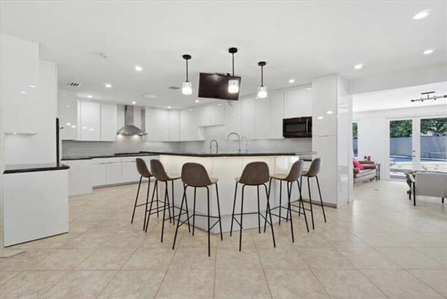 20100 NE 20th Ct in Miami, FL - Building Photo - Building Photo