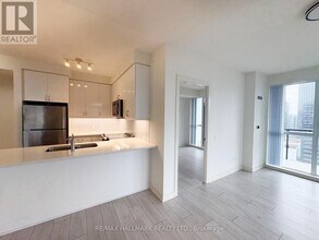 4955 Yonge St in Toronto, ON - Building Photo - Building Photo