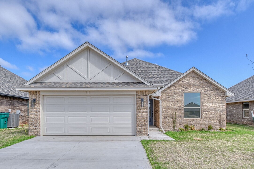 9333 Northwest 142nd Street in Yukon, OK - Foto de edificio