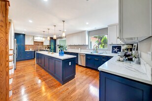 4445 Saltillo St in Los Angeles, CA - Building Photo