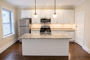 1360 E 52nd St in Chicago, IL - Building Photo