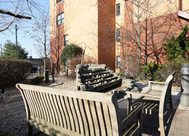 Apex Senior Housing in Westbury, NY - Foto de edificio - Building Photo