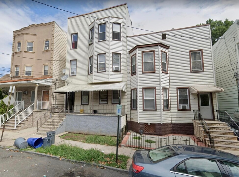 45 W 54th St in Bayonne, NJ - Building Photo