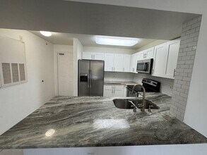 8244 Key Royal Cir in Naples, FL - Foto de edificio - Building Photo