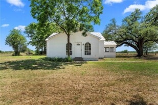 198 County Rd 483 in Lott, TX - Building Photo