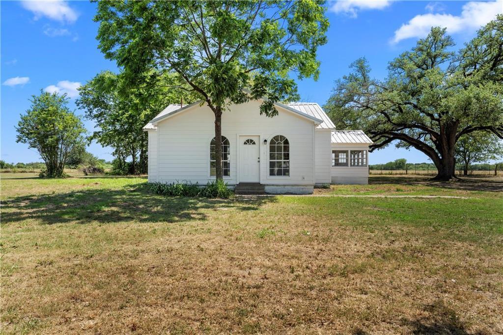 198 County Rd 483 in Lott, TX - Building Photo