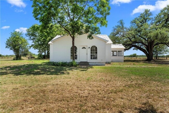 198 County Rd 483 in Lott, TX - Building Photo - Building Photo