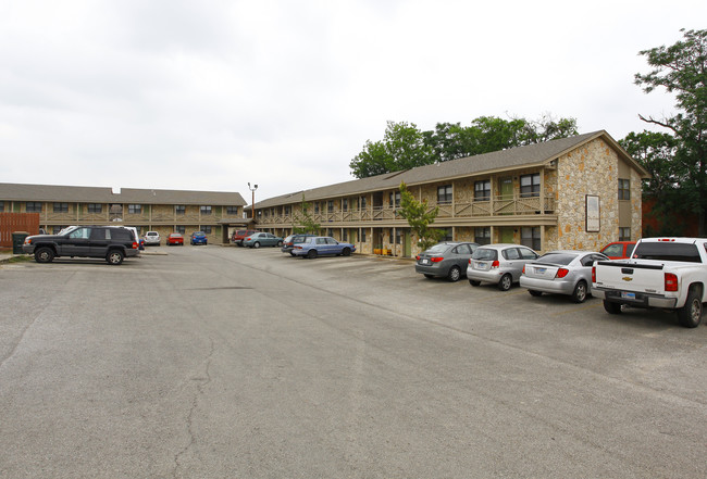 The Oaks Apartments in San Marcos, TX - Foto de edificio - Building Photo