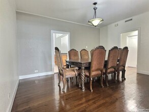 119 E Ridgewood Ct in San Antonio, TX - Building Photo - Building Photo
