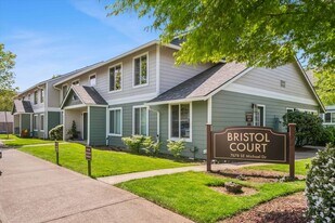 Bristol Court Apartments in Milwaukie, OR - Building Photo