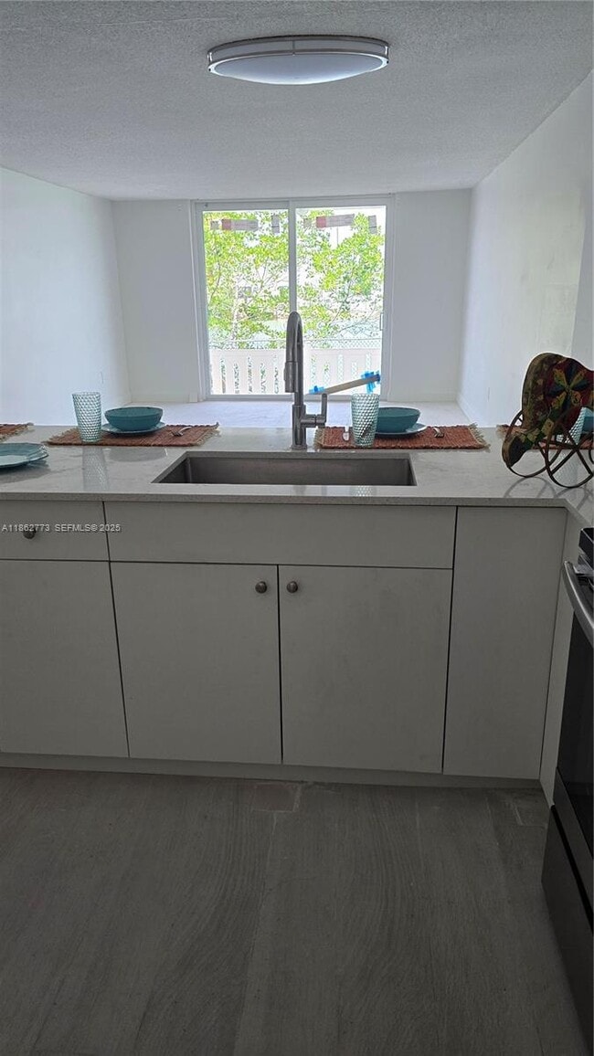 7900 Tatum Waterway Dr in Miami, FL - Building Photo - Building Photo