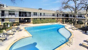 5818 E University Blvd in Dallas, TX - Building Photo