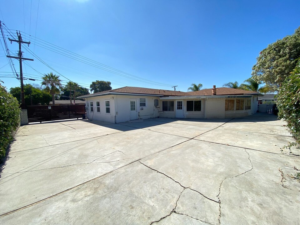 5754 Dorothy Dr in San Diego, CA - Building Photo