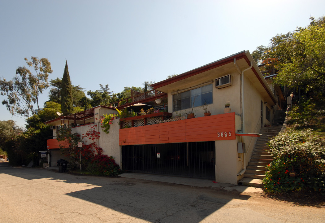 3663-3665 Fredonia Dr in Los Angeles, CA - Foto de edificio